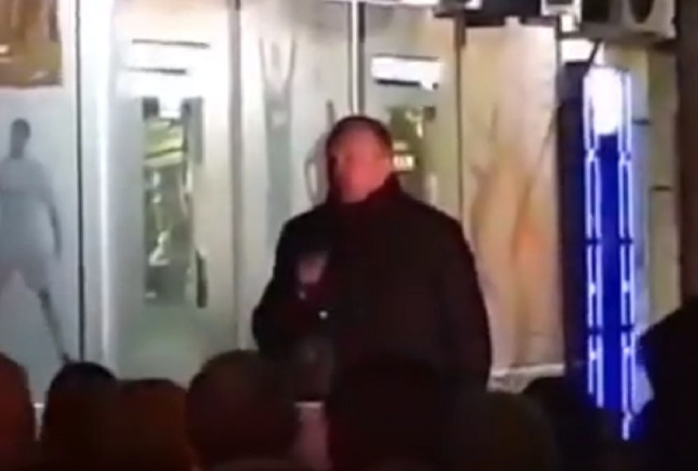 Dobacivali Đilasu na protestu u Kuršumliji, udaljila ih policija (VIDEO)