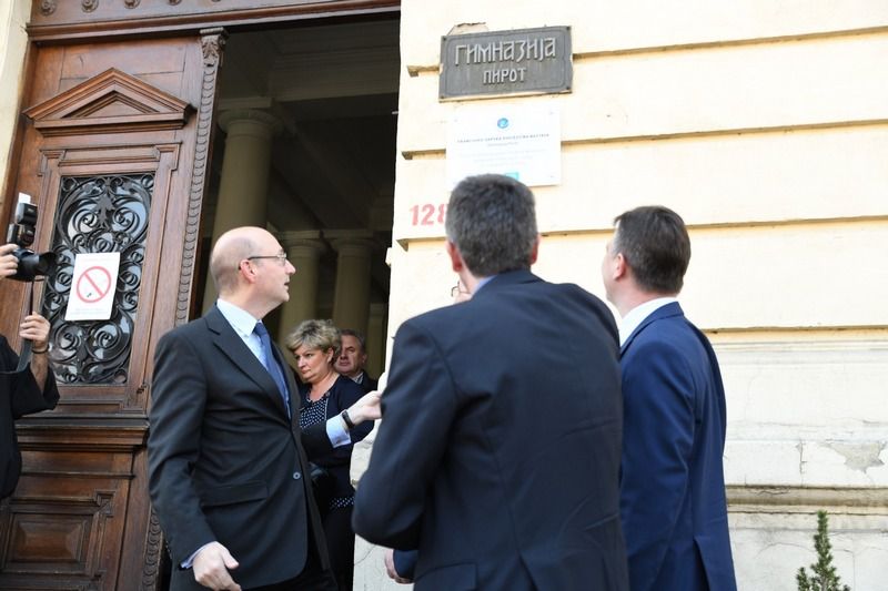 Direktoru pirotske Gimnazije priznanje francuskog ambasadora zbog dvojezičnog odeljenja