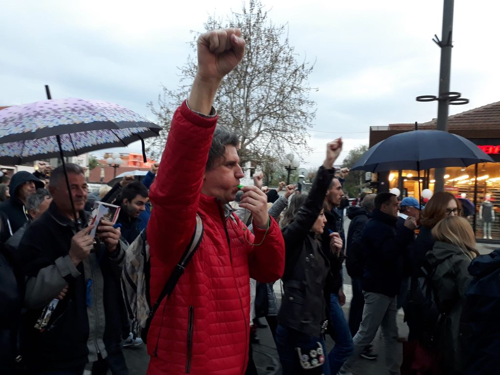 Rangelovljeva poruka opoziciji uz podignutu pesnicu na protestima: Pali ste na testu! (VIDEO)