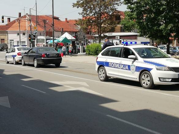 BAKSUZ: Udario u policijsko vozilo