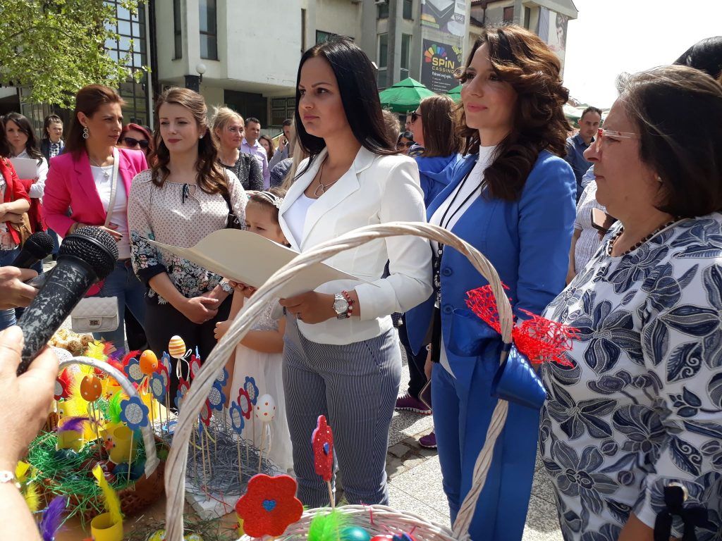 Žene iz SNS-a delile uskršnja jaja Leskovčanima