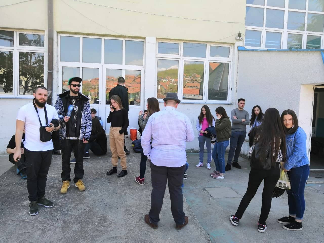 DRAMA U LEBANU Protest učenika zbog zabrane odlaska na Pozorišne susrete u Kragujevcu (VIDEO)