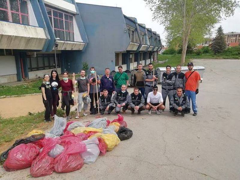 Neformalna grupa građana očistila dvorište fakulteta