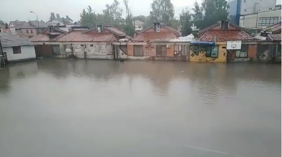 Poplavljena škola, đaci u klupama