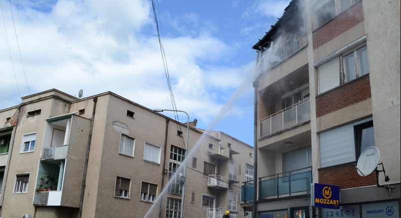 Požar na terasi stana, vatra kuljala na sve strane (VIDEO)