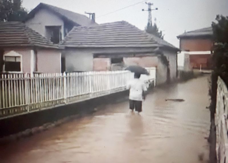 Voda do kolena, a u ruci kišobran