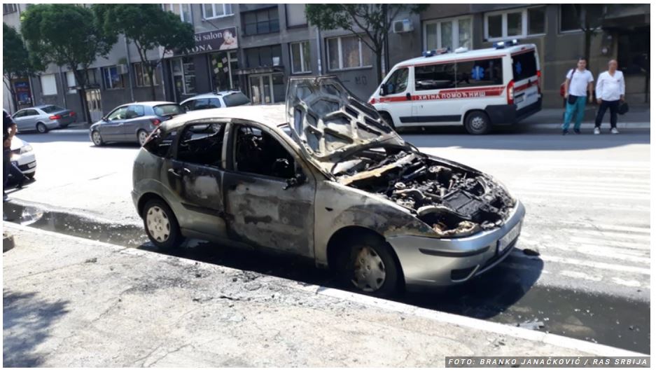 Izgoreo još jedan automobil, vatra planula u toku vožnje