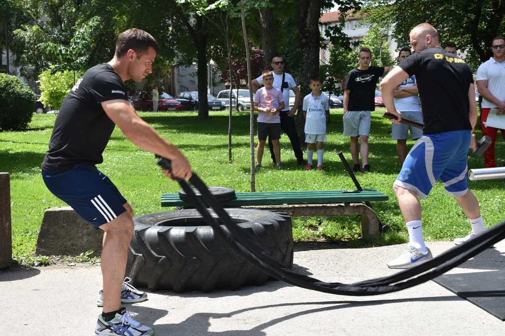 Čas CrossFita u centru Leskovca: Vežbe za pravilan razvoj duha i tela koje možete da probate i kod kuće… ako imate traktorsku gumu