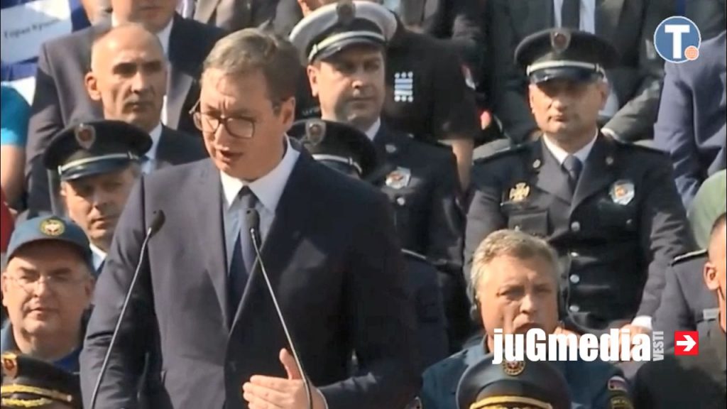 Vučić u Nišu: Poboljšaćemo životni standard vatrogascima