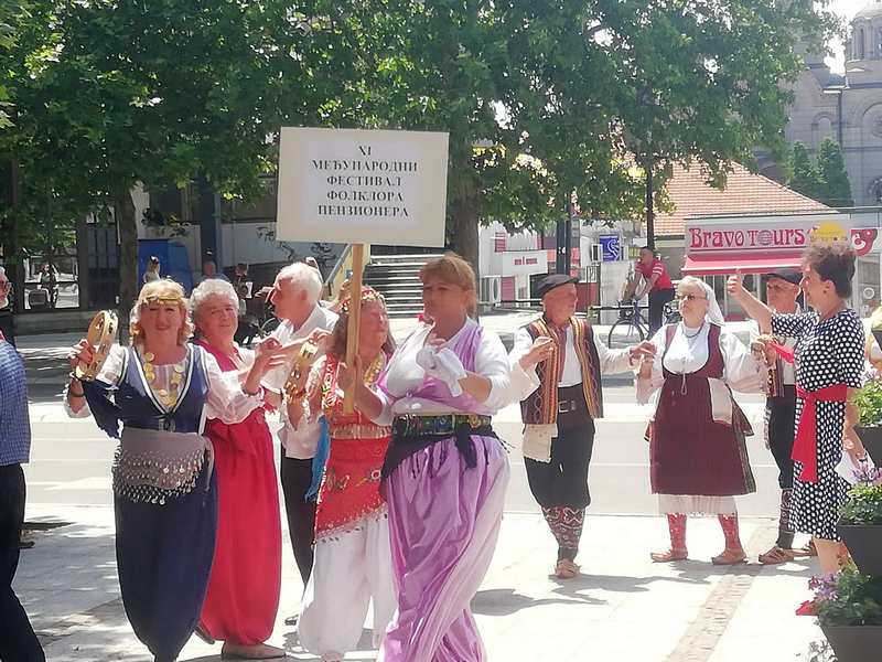 Folkoraši trećeg doba odigrali kolo u centru Leskovca