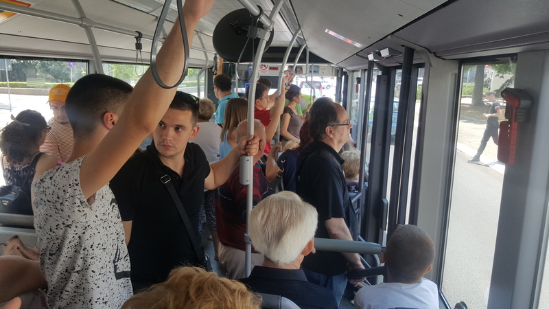 Žena ispala iz autobusa u pokretu