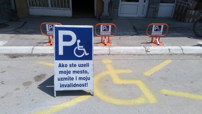 LAKŠI PRISTUP ZA INVALIDE Postavljene barijere na parking mestima u Leskovcu