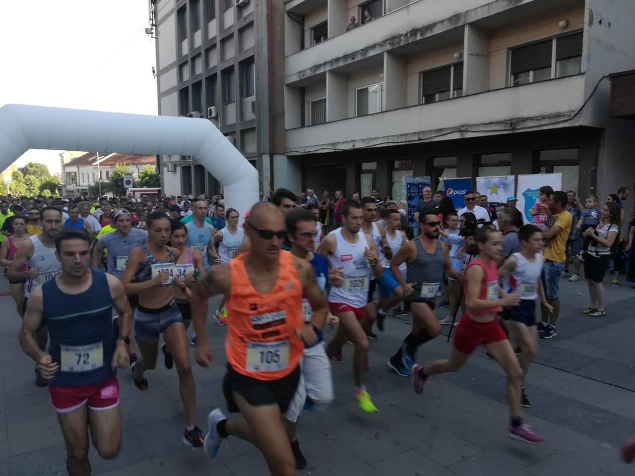 Pobednici polumaratona Kristijan Tošić iz Vranja i Teodora Stošić iz Novog Pazara