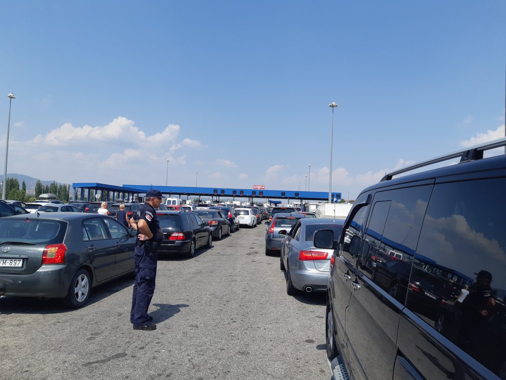 Zbog spajanja graničnih prelaza na ulazak u Srbiju se čeka po sat