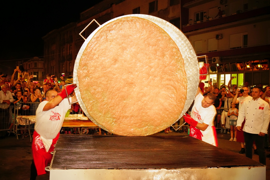 ROŠTILJIJADA Najveća pljeskavica na svetu od 66,5 kilograma mesa