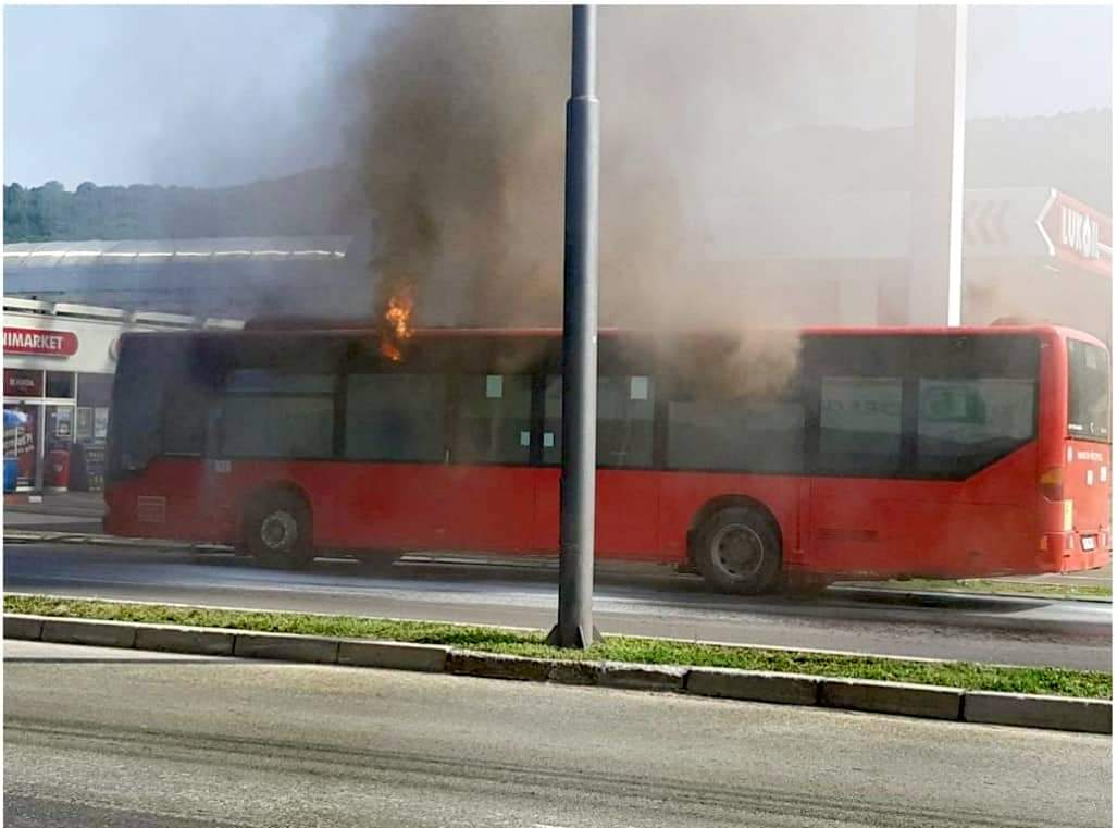 Zapalio se autobus sa 15 putnika