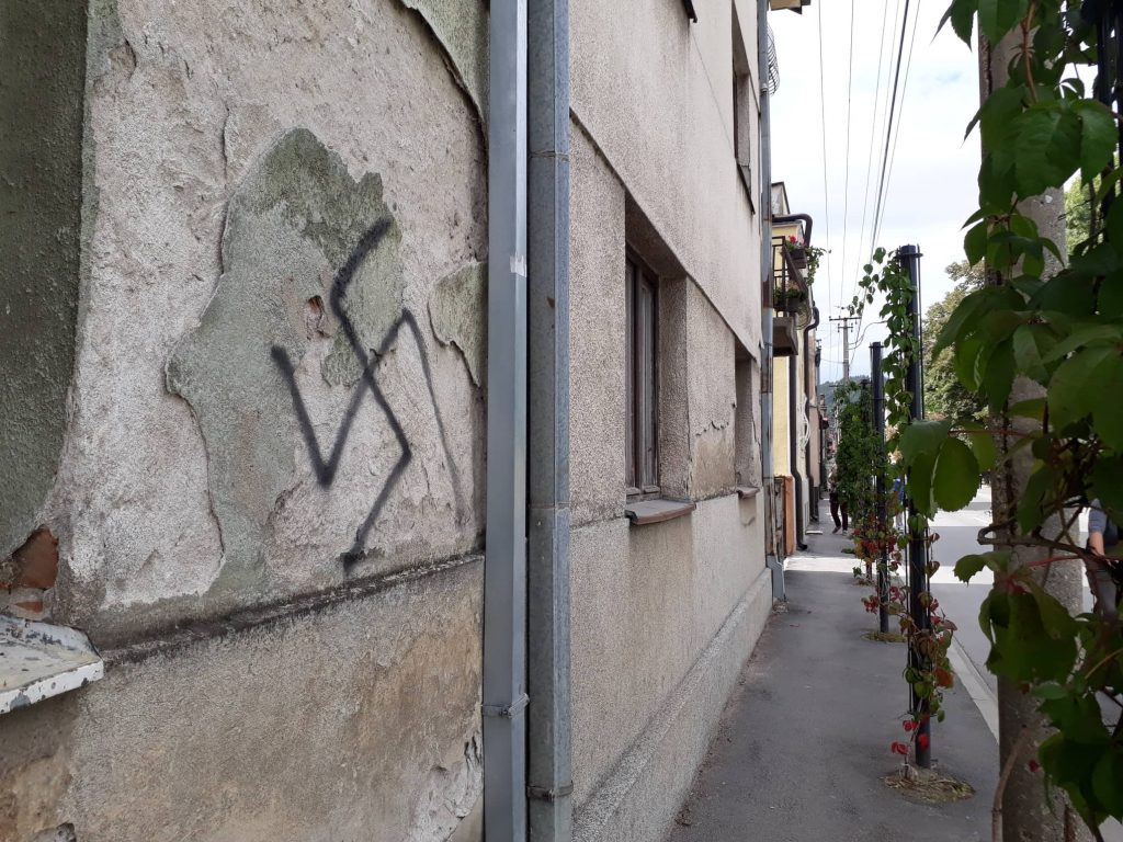Nacistički simboli osvanuli na kućama duž cele ulice u Leskovcu