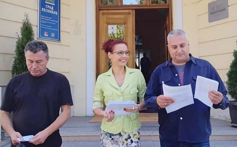 Odbornci SZS bojkotuju Skupštinu, ispred nje kritikuju vlast