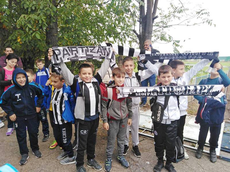 I mali fudbaleri iz Leskovca bili sa tribine podrška Partizanu  