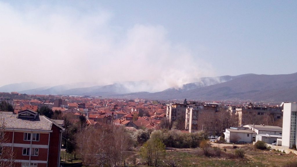 Vatrogasci čine sve da ugase požar iznad Vranja