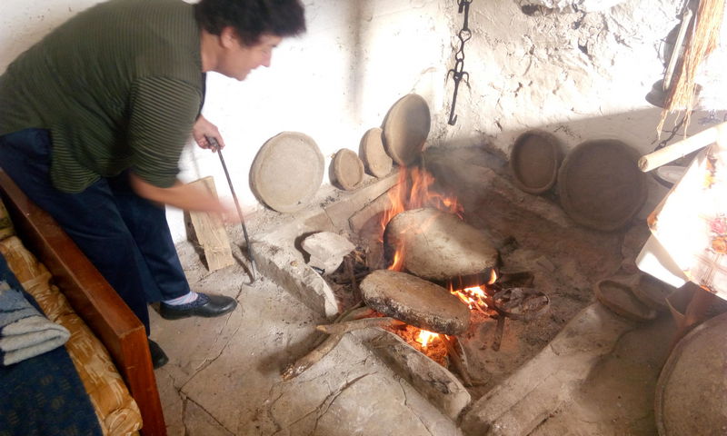 Na završnici konzervatorskih radova u Gostuši pravljene crepulje na isti način kao pre 7.000 godina