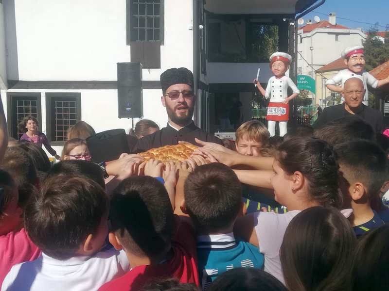 Deca na manifestaciji „U susret slavama“ uče da postanu pravi srpski domaćini