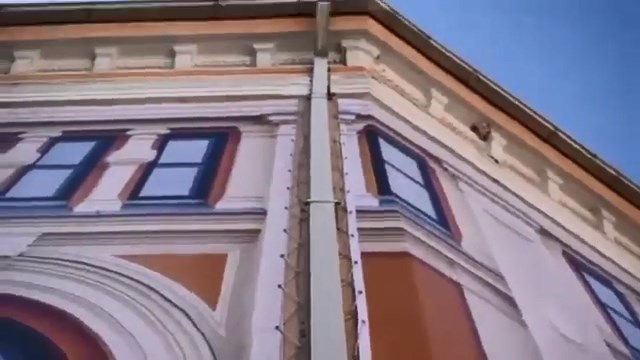 Platno umesto fasade pred otvaranje pozorišta u Vranju