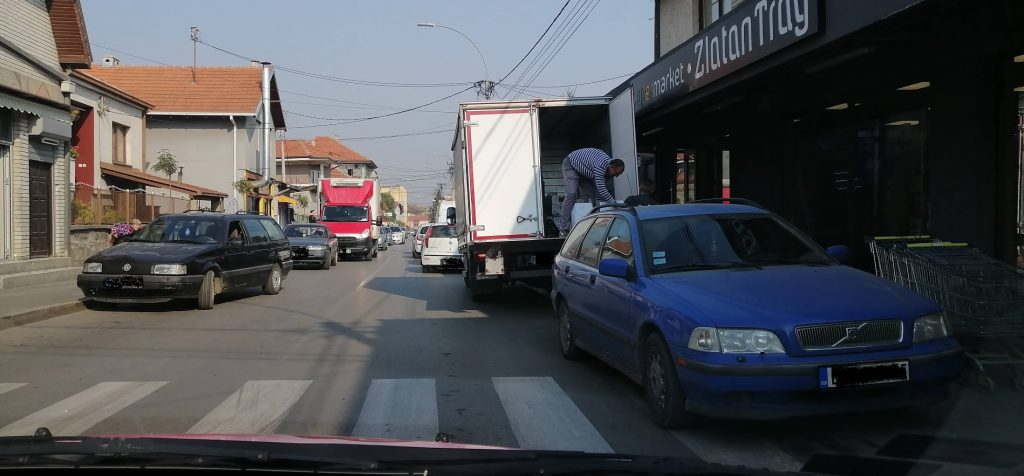 Beograđani zabranjuju istovar robe nasred ulice, u Leskovcu to svakodnevnica