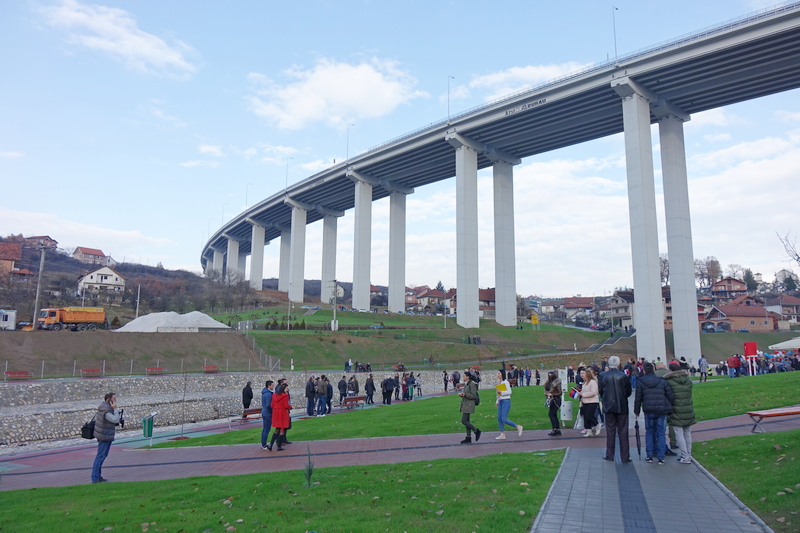 U Vladičinom Hanu otvoren park Vrla od 15.350 kvadrata ispod istoimenog grandioznog mosta (video)