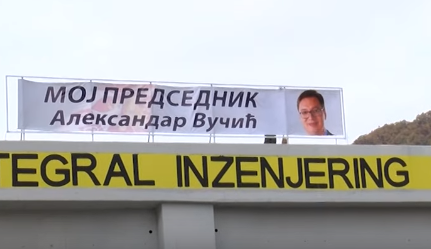 Novi transparent u Grdeličkoj klisuri sa Vučićevom fotografijom (video)
