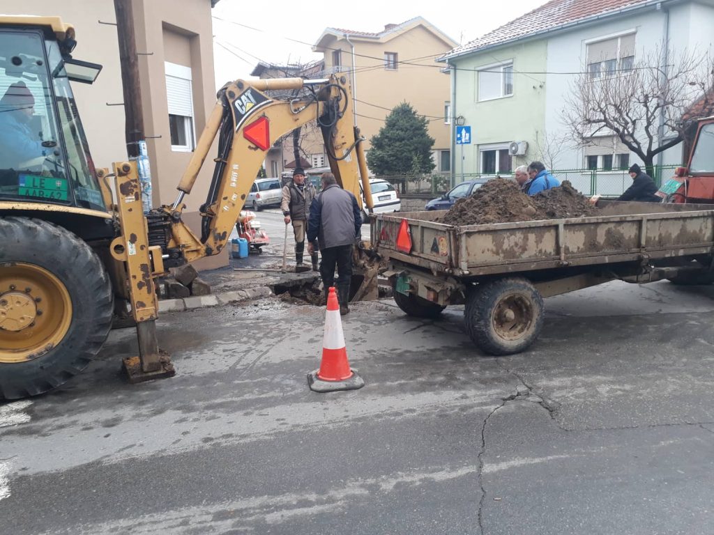 Havarije u nekoliko gradskih ulica, kopaju tek postavljeni asfalt