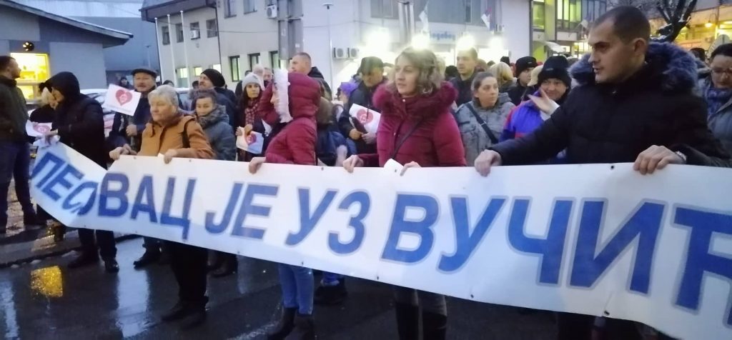 Više hiljada Leskovčana u protestnoj šetnji protiv medija koji kritikuju Vučića