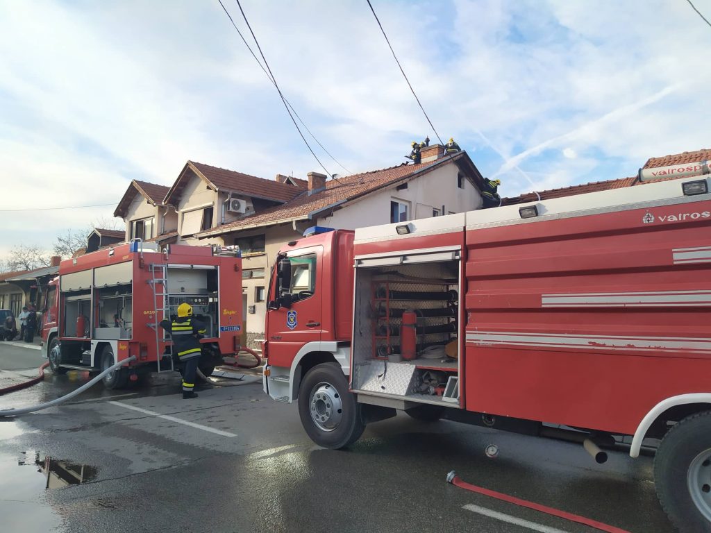 Požar na Hisaru, vatrom zahvaćena tri stana, uništen vrtić