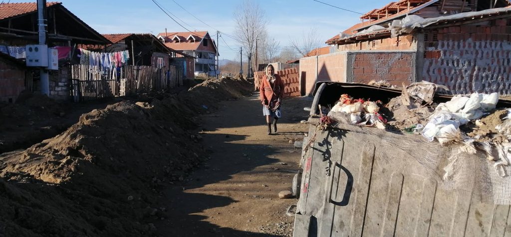 Život u blatu, žmurke na deponiji – „Dom za vešanje“ iz 21. veka