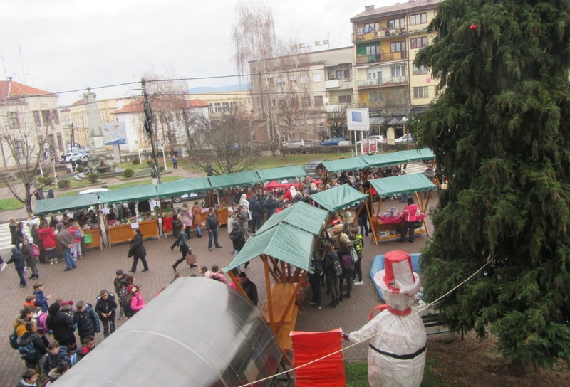 Novogodišnji bazar ulepšao pretprazničnu atmosferu u Vlasotincu