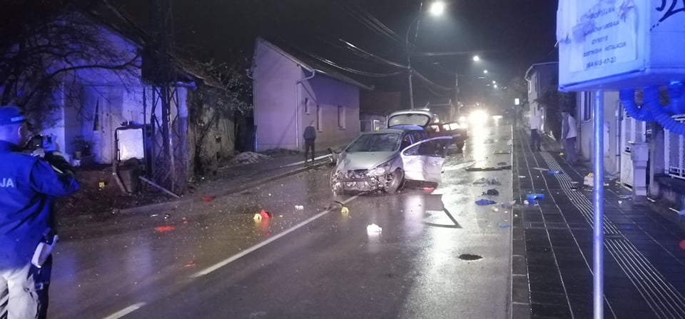 Vozač povređen u udesu na Svetoilijskoj, automobili potpuno smrskani