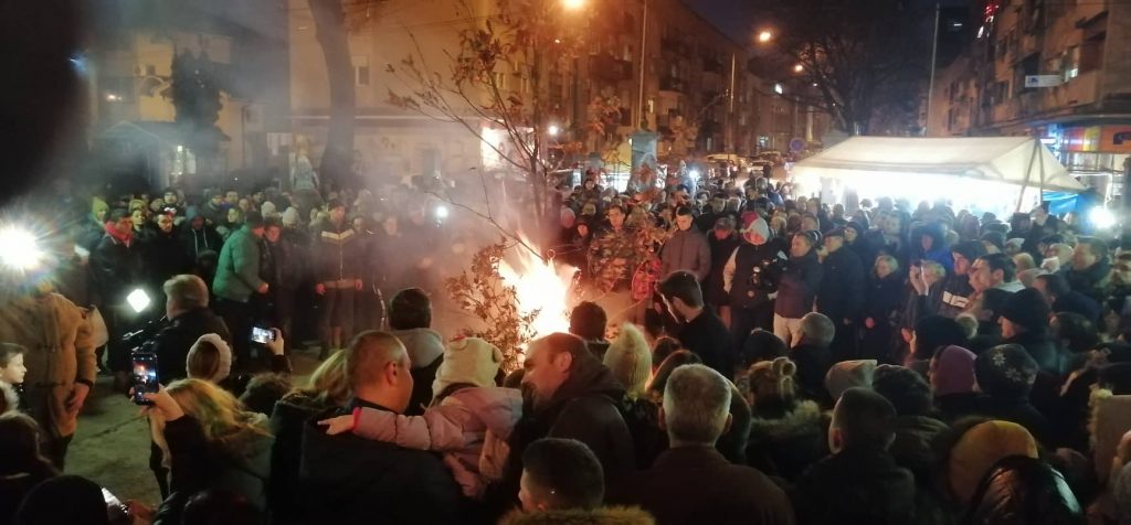 Primetno manje ljudi na paljenju Badnjaka u Leskovcu nego prethodnih godina, niko ne zna zbog čega