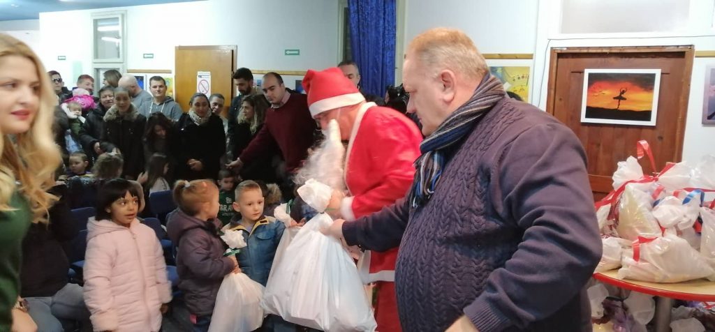 Građani donirali, gradonačelnik delio paketiće