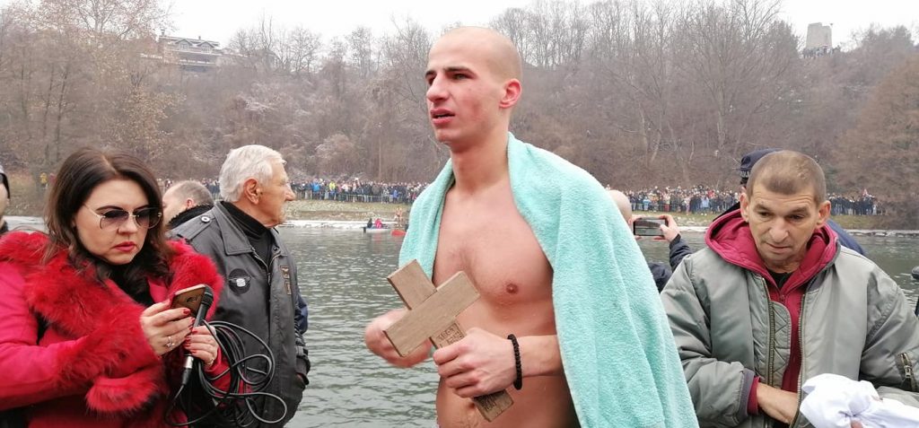 Mladi potporučnik Vojske Srbije prvi doplivao do časnog krsta u Vlasotincu