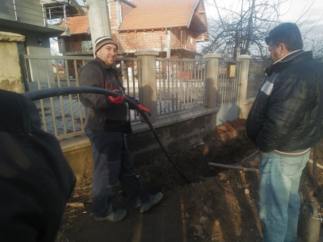 Telekom bez dozvole i obaveštenja upao ljudima u dvorišta i postavio optičke kablove