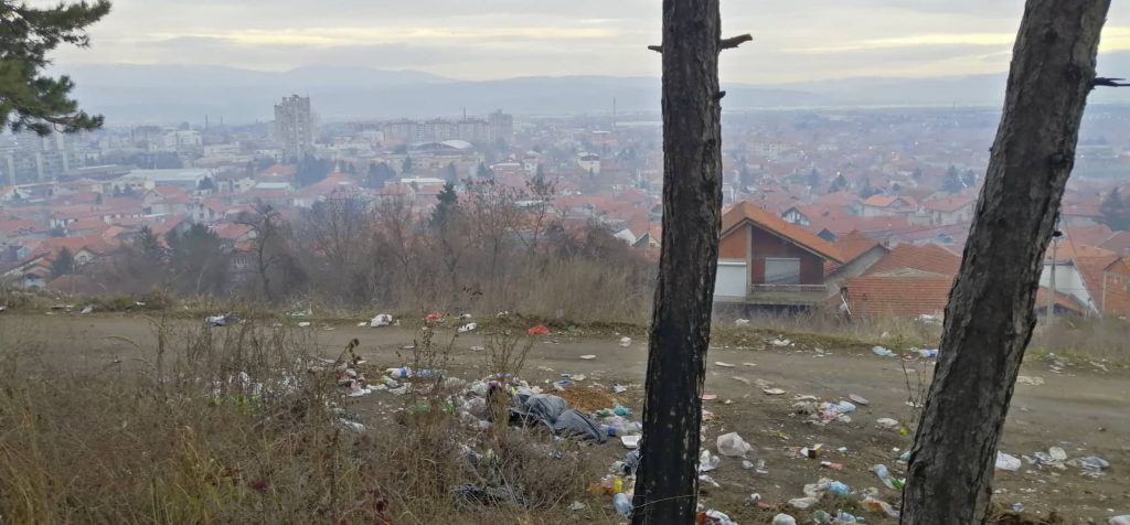 Panorama Leskovca sa ovog mesta podseća na scene iz franšize „Pobesneli Maks“