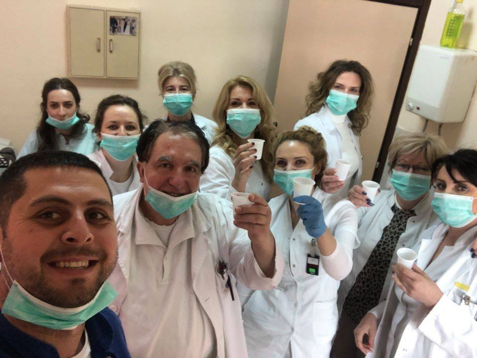 Osmeh i podrška kad je najteže: Leskovački lekari sa radnog mesta selfijem pozdravili sugrađane