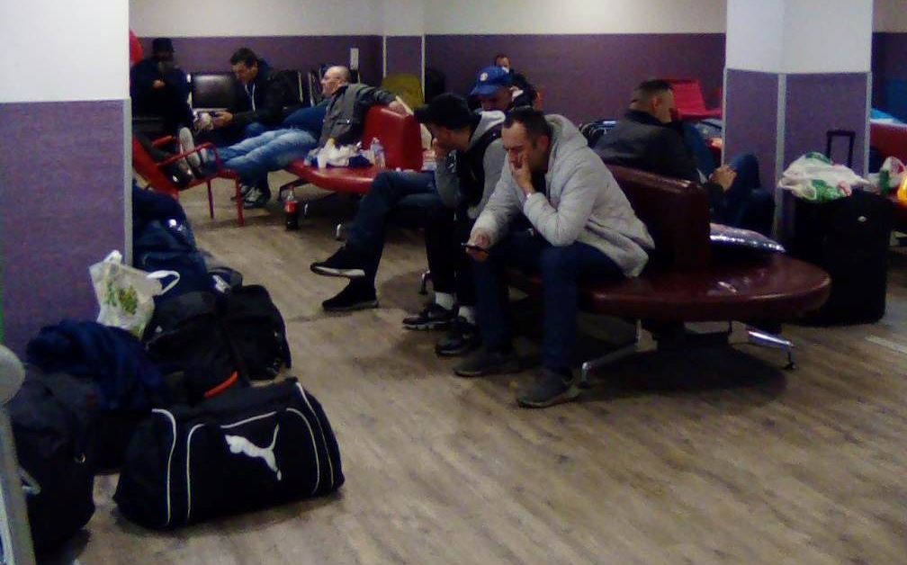 Leskovčani i Vranjanci već tri dana zarobljeni na aerodromu u Parizu, nemaju hranu, spavaju na stolicama