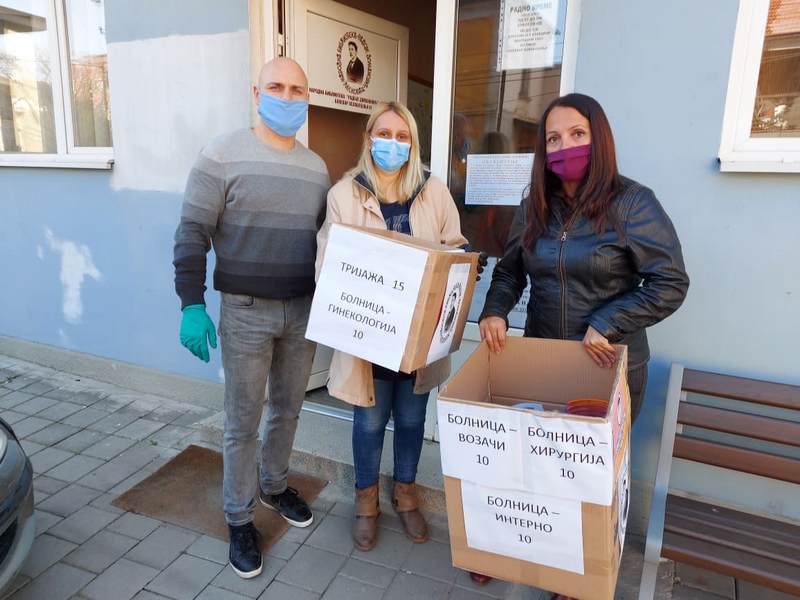 Leskovačka Biblioteka nastavlja humanu borbu, donirali još 100 vizira i osam maski za respiratore
