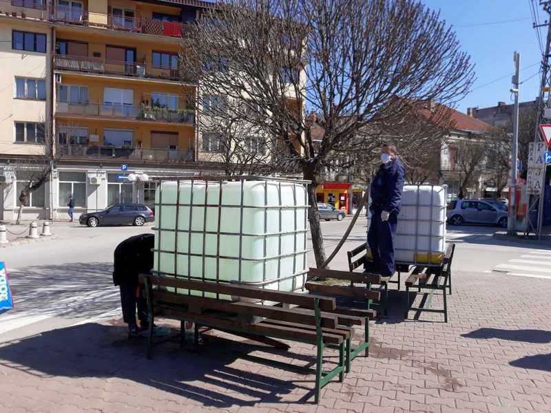 Dezinfekciono sredstvo na platou ispred zgrade opštine Vlasotince