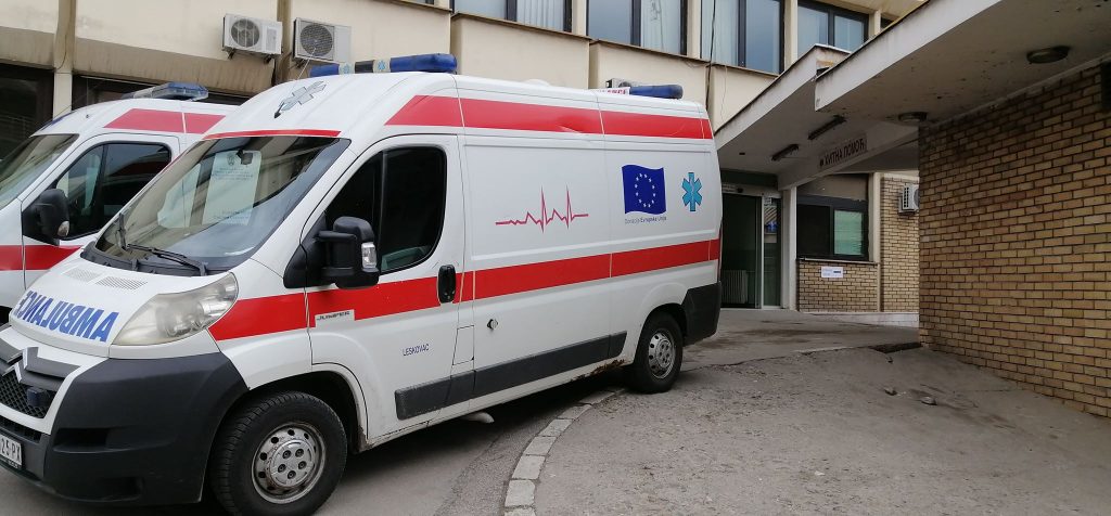 Četrnaestogodišnjakinja teško povređena u sudaru dva vozila u Leskovcu