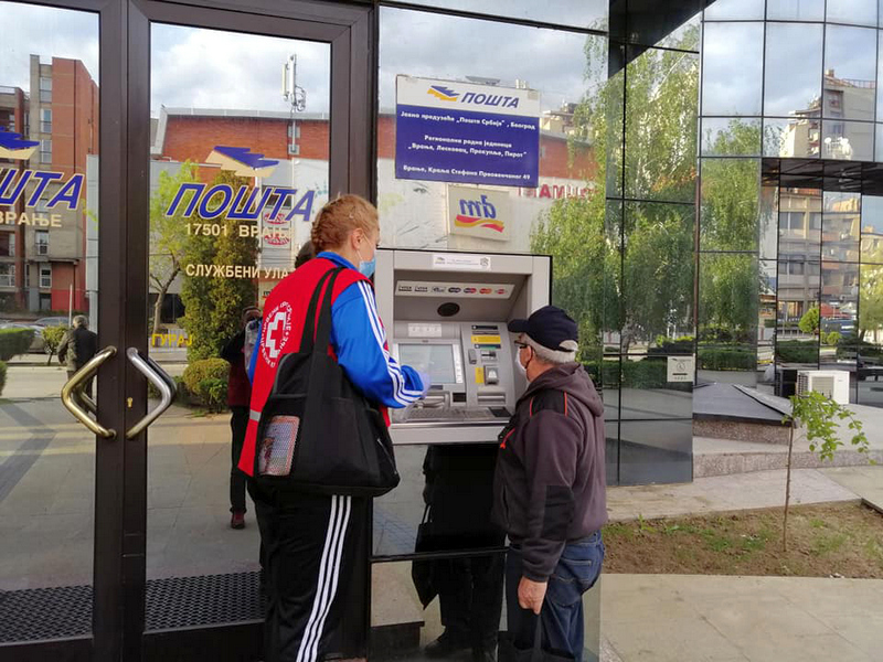 Volonteri Crvenog krsta dežurali i ispred bankomata