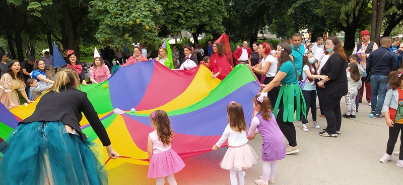 (Foto i video priča) Deca se družila s gradonačelnikom Leskovca