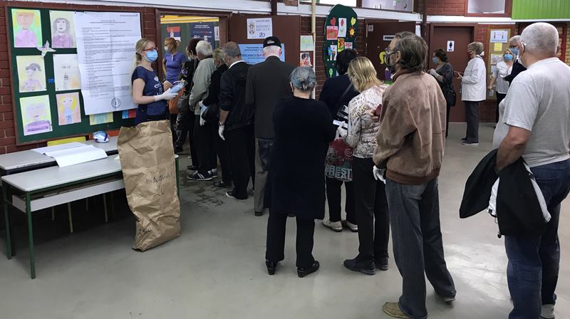 Redovi za glasanje pre otvaranja biračkih mesta i u Nišu, na  nekoliko se kasnilo sa glasanjem