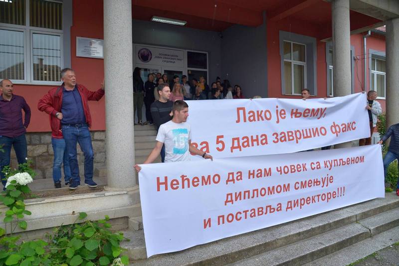 Tončev podržao protest grupe građana zbog smene direktorka škole